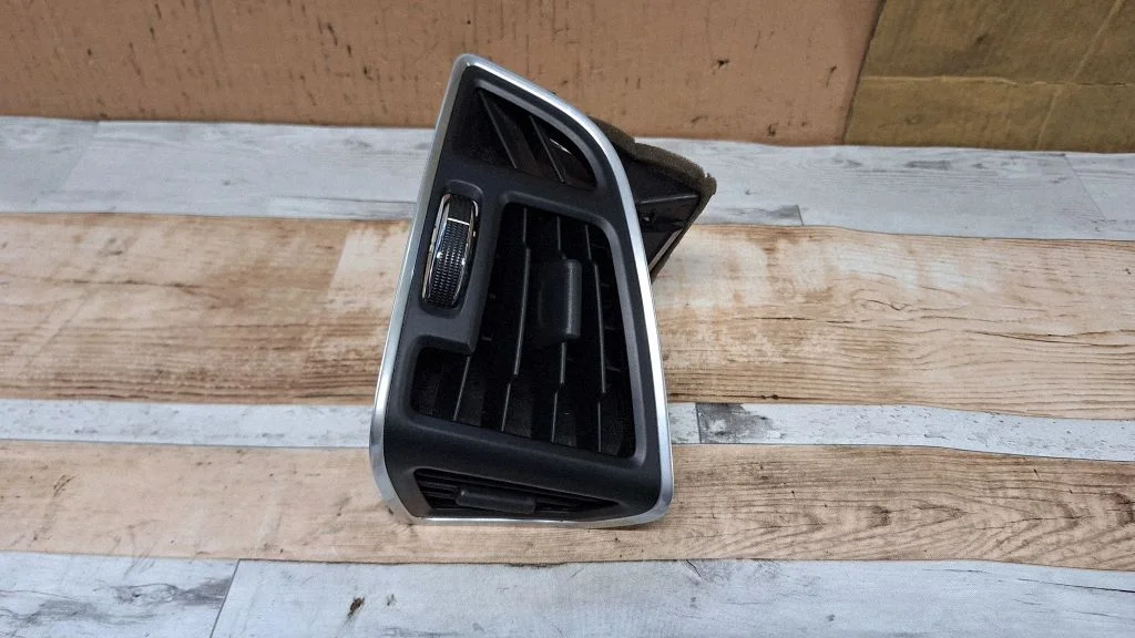 Dash center air vent grill AM51R018B09AGW