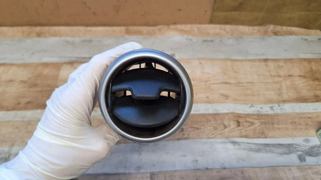 Armatuurlaua keskmine õhutusrest – Nissan Qashqai+2 (2008-2010)