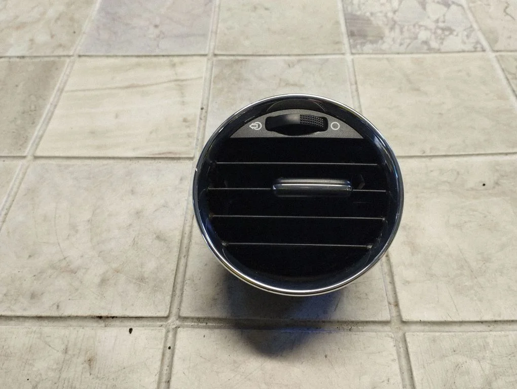 Dash center air vent grill Y05201