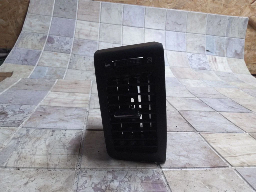 Dash center air vent grill – Toyota Corolla Verso E121 (2001-2004)