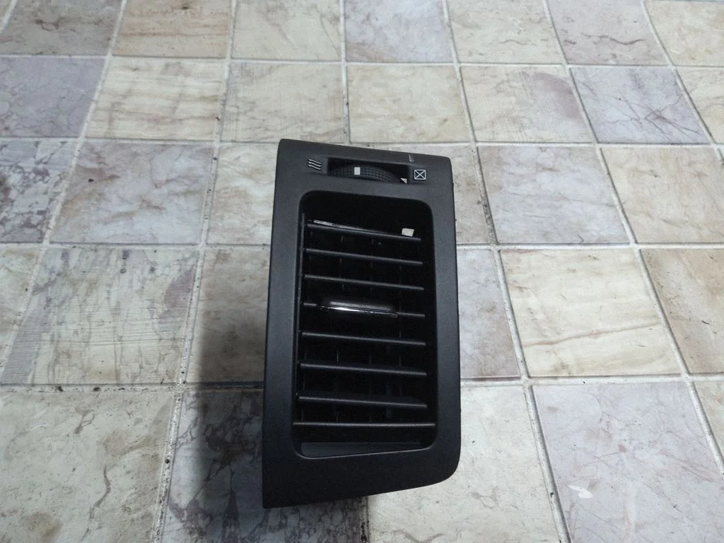 Dash center air vent grill – Toyota Corolla Verso E121 (2001-2004)