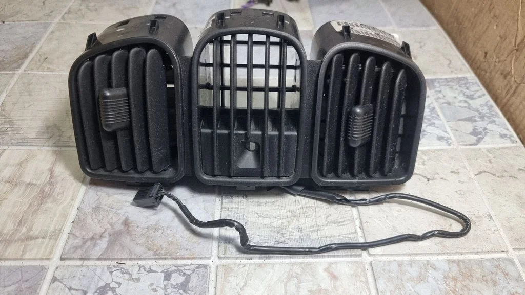 Dash center air vent grill P12221078A