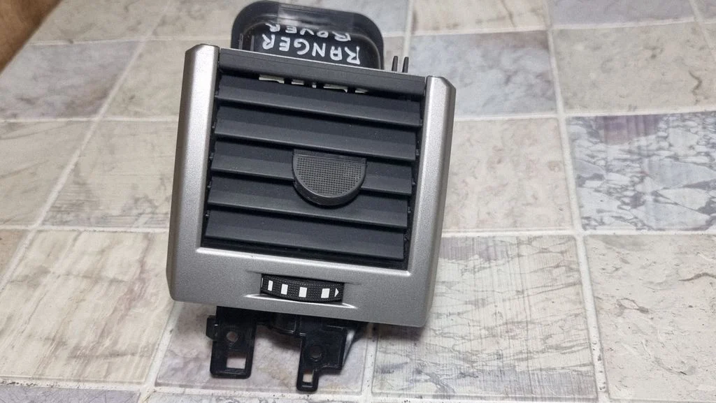 Dash center air vent grill – Land Rover Range Rover Sport L320 (2005-2013)