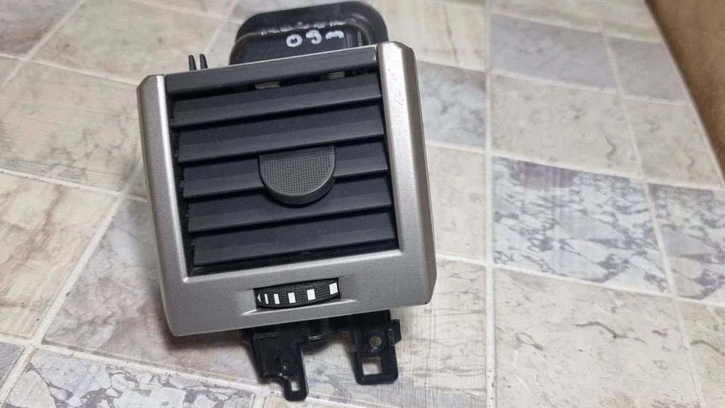Dash center air vent grill – Land Rover Range Rover Sport L320 (2005-2013)