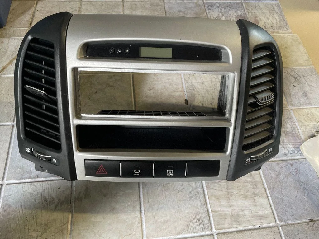 Armatuurlaua keskmine õhutusrest – Hyundai Santa Fe (2006-2012)