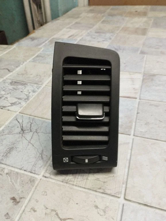 Dash center air vent grill – Toyota Corolla Verso E121 (2001-2004)