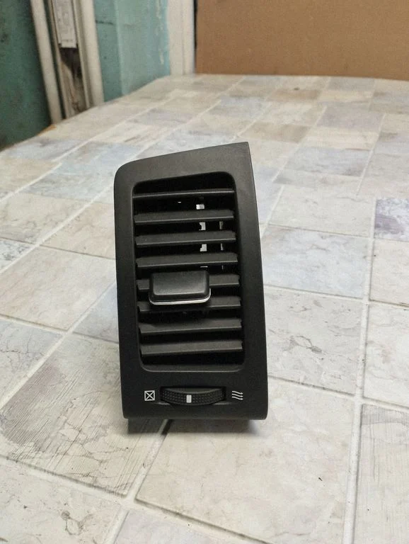 Dash center air vent grill – Toyota Corolla Verso E121 (2001-2004)