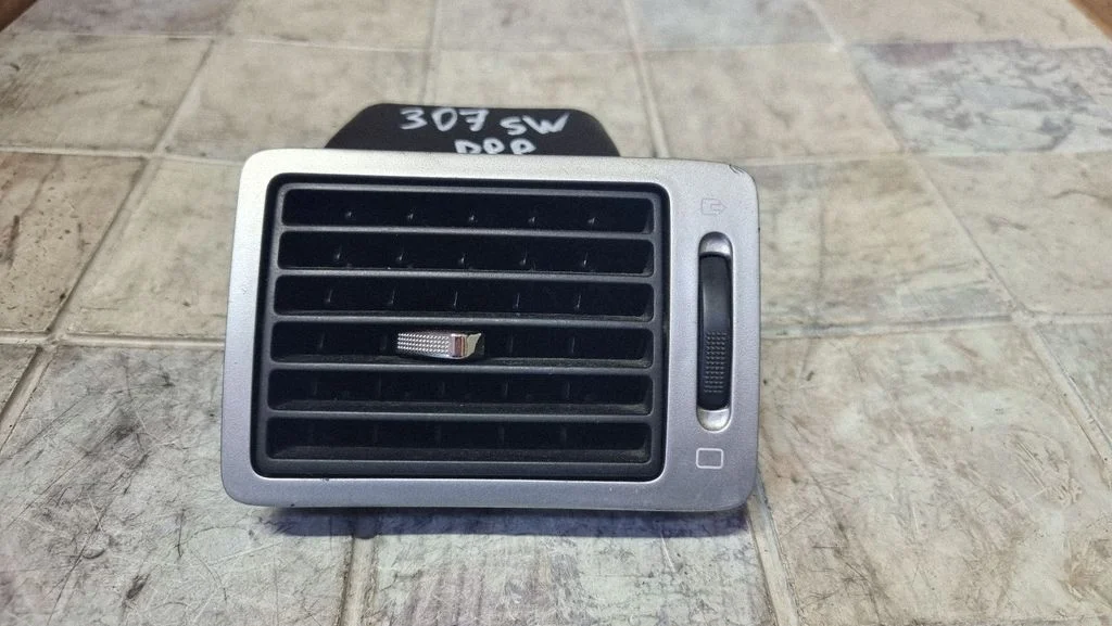 Dash center air vent grill – Peugeot 307 (2001-2005)