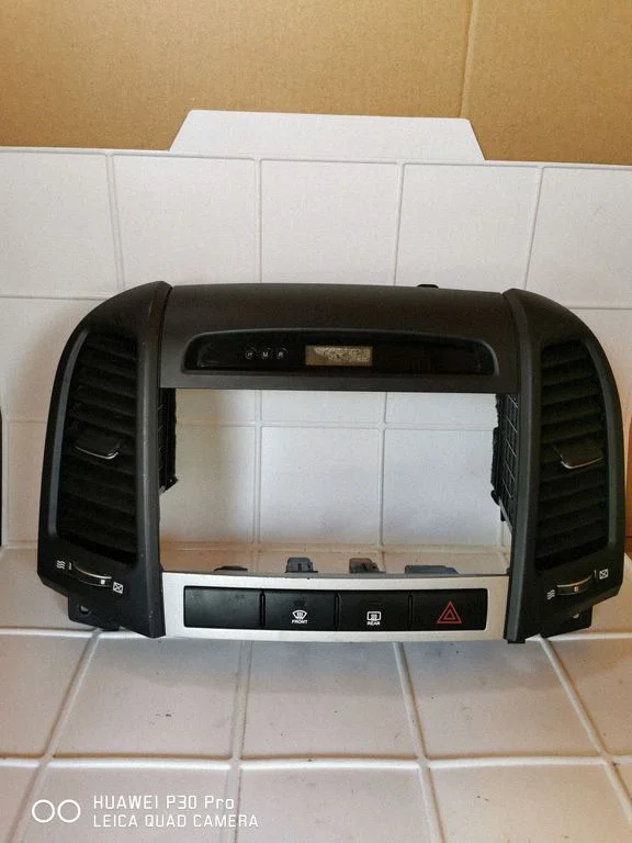 Armatuurlaua keskmine õhutusrest – Hyundai Santa Fe (2006-2012)