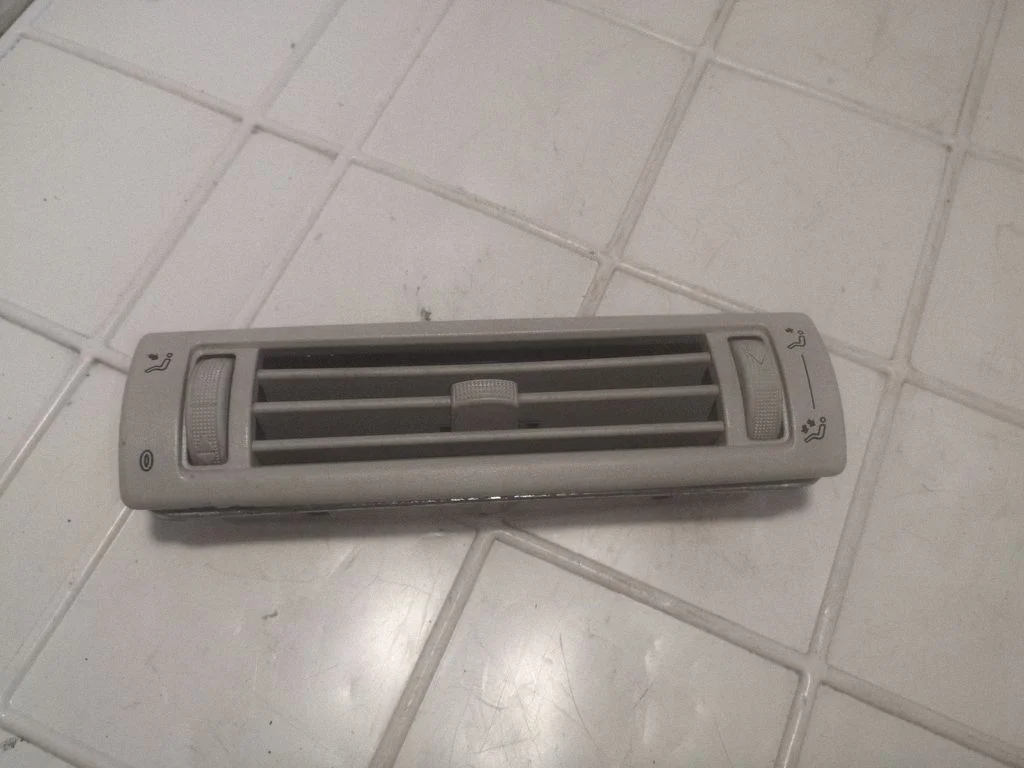 Dash center air vent grill 7D0820951A