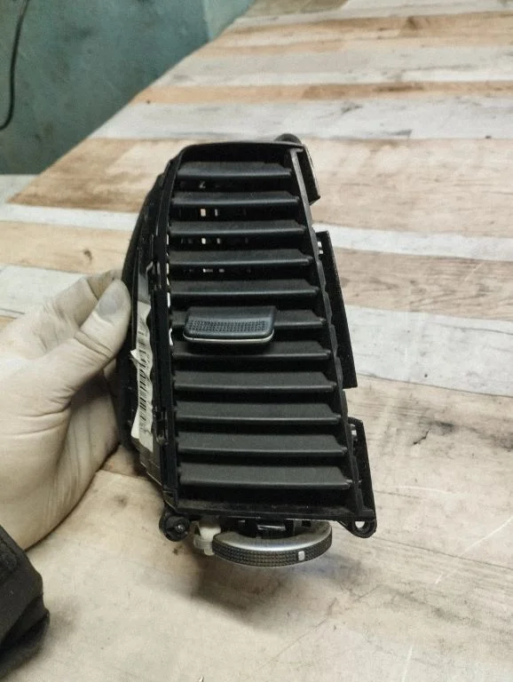 Dash center air vent grill – left