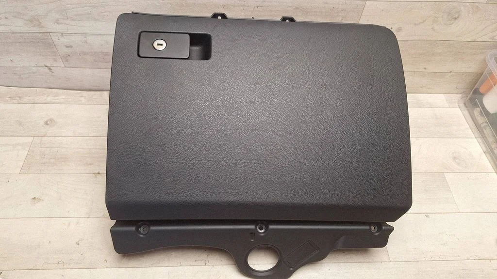 Glove box – Volkswagen Passat B5.5 (2001-2005)