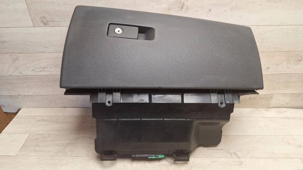 Glove box – Volvo V70 (2008-2013)