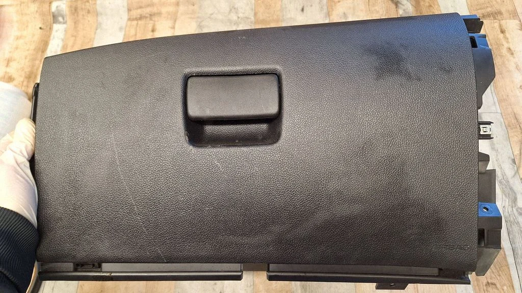 Glove box