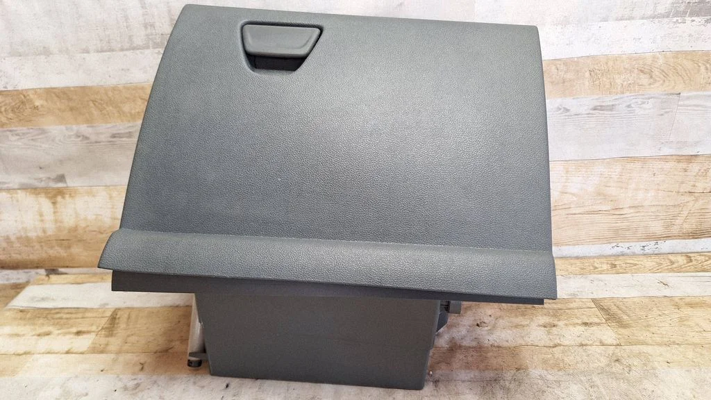 Glove box AM51R06044