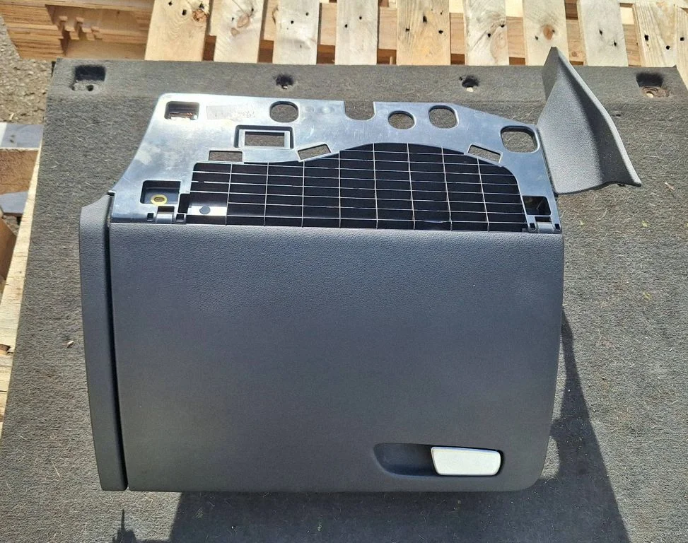 Glove box 01100600000
