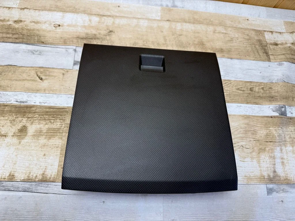 Glove box D37464501