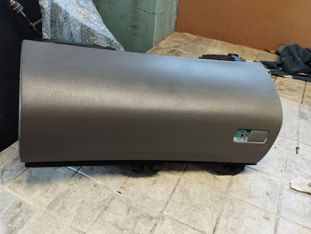 Glove box