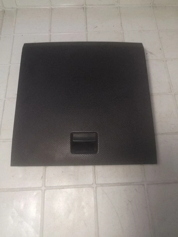Glove box D37464501