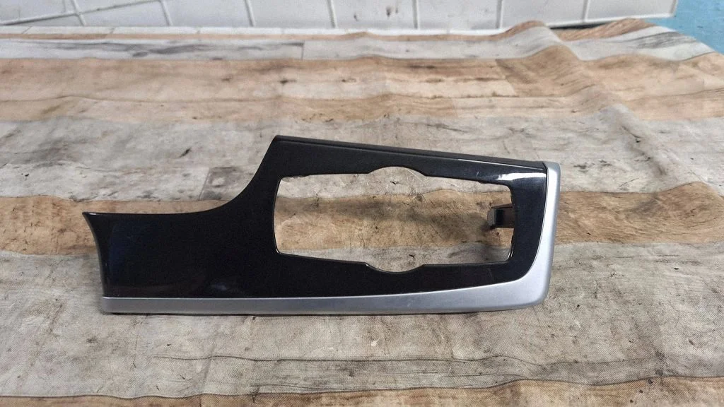 Dashboard glove box trim 9166928