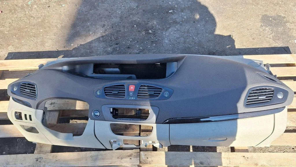 Dashboard 681000016R