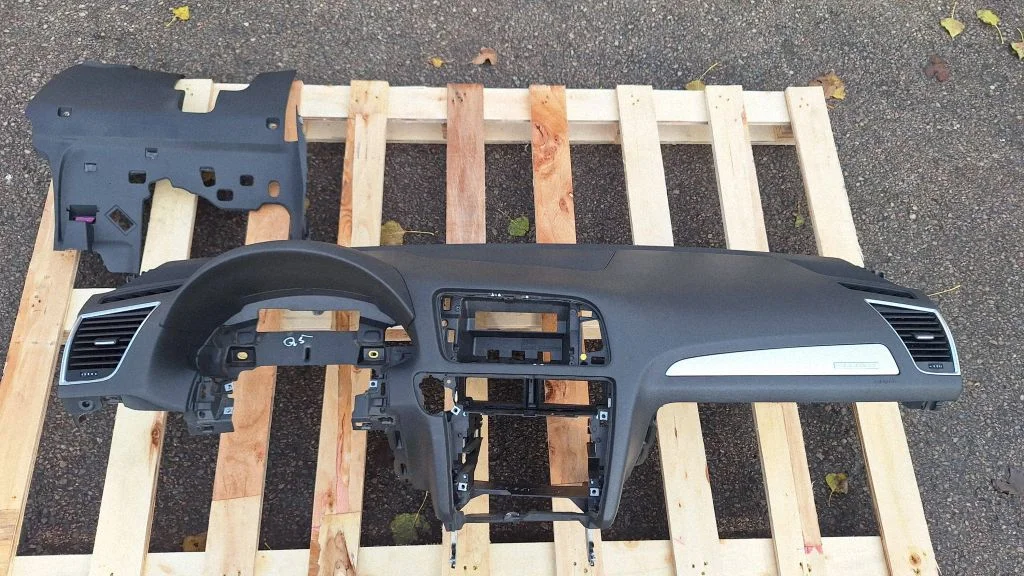 Dashboard 8R1857735C