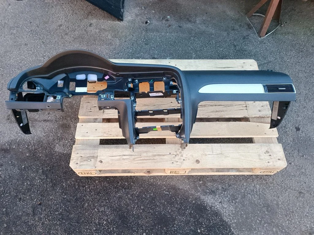 Dashboard 4F0857067A