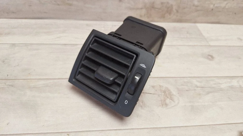 Dashboard side air vent grill/cover trim Y01102