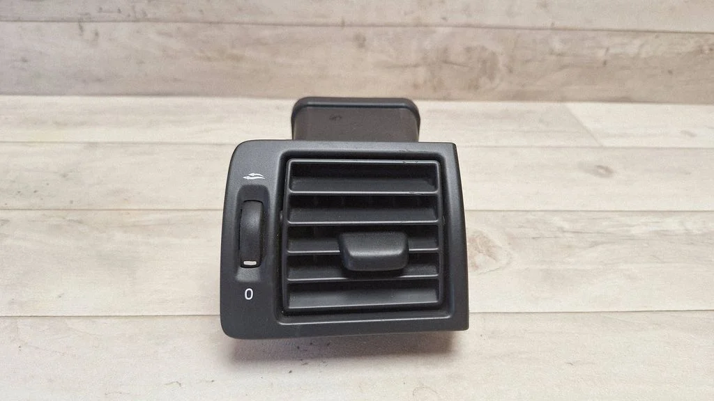 Dashboard side air vent grill/cover trim Y01128