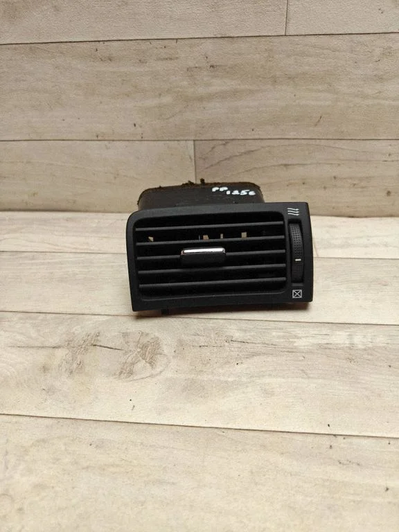 Dashboard side air vent grill/cover trim – front right