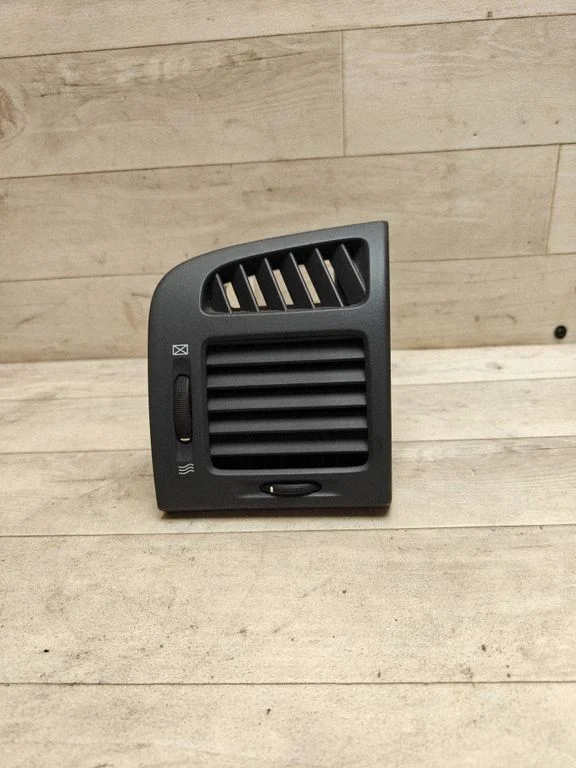 Dashboard side air vent grill/cover trim – front right