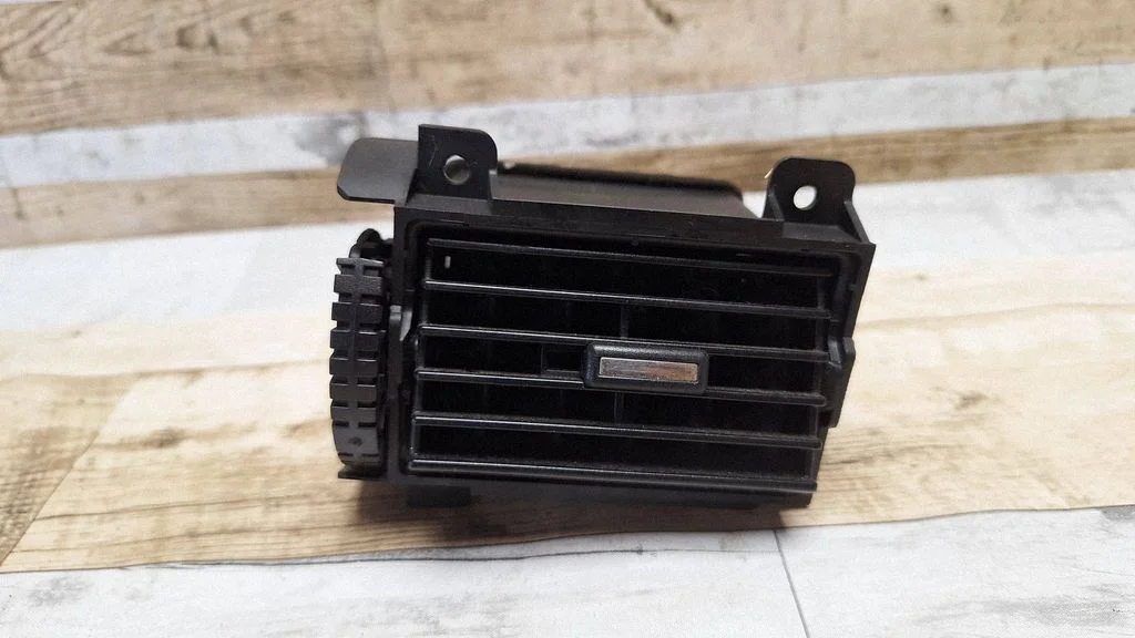 Dashboard side air vent grill/cover trim 687618H300