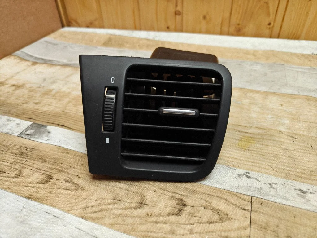 Dashboard side air vent grill/cover trim – front right