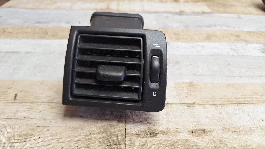 Dashboard side air vent grill/cover trim 30715098 – Volvo C30 (2007-2010)