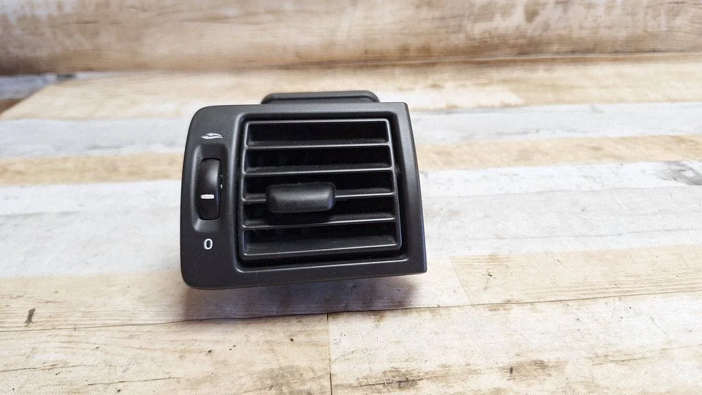 Dashboard side air vent grill/cover trim 30715099 – Volvo C30 (2007-2010)