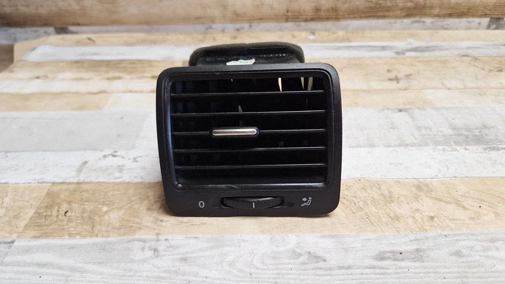 Dashboard side air vent grill/cover trim – Volkswagen Jetta V (2005-2010)