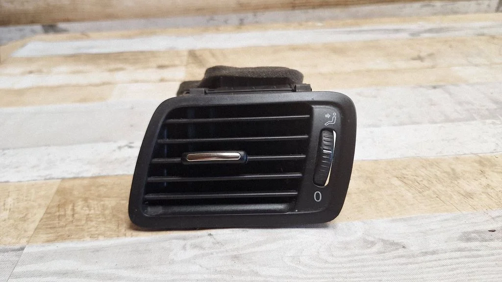 Dashboard side air vent grill/cover trim 3C1819701E