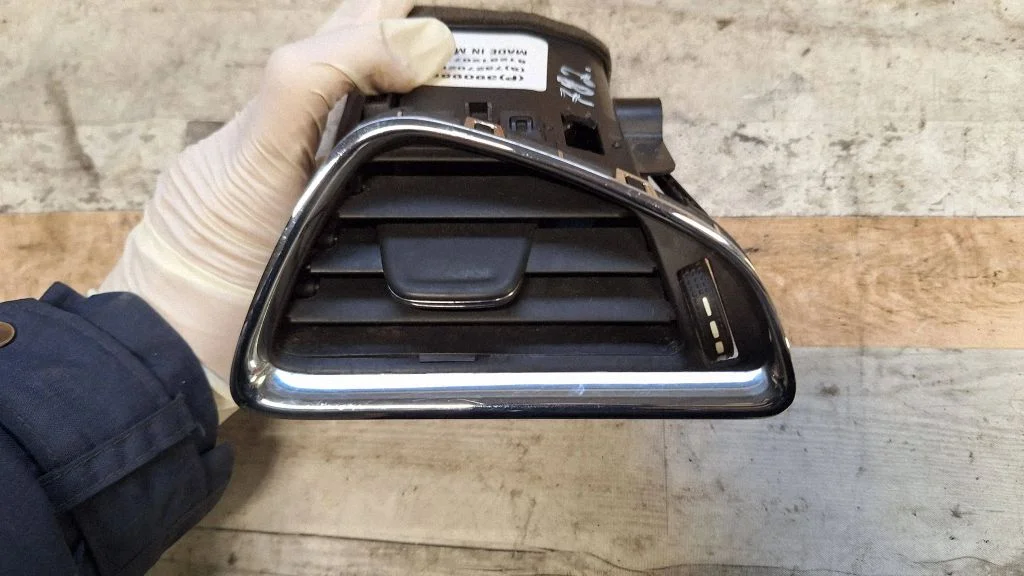 Dashboard side air vent grill/cover trim 13377231