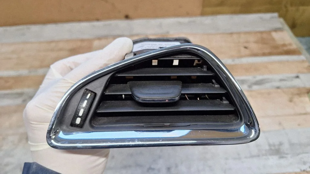 Dashboard side air vent grill/cover trim 39098649