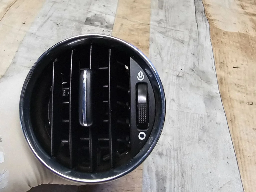 Dashboard side air vent grill/cover trim – Peugeot 308 (2007-2013)