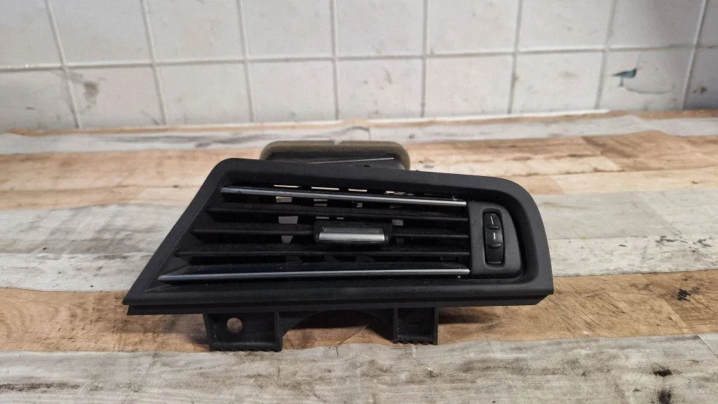 Dashboard side air vent grill/cover trim F5916689010