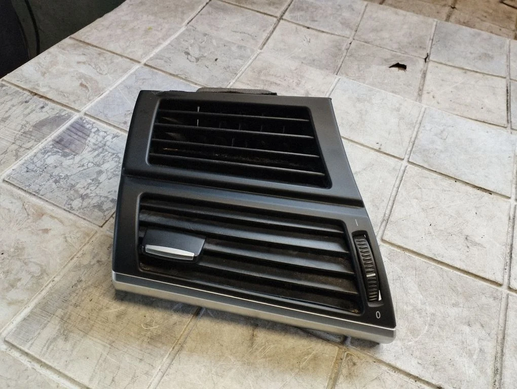 Dashboard side air vent grill/cover trim 716180304