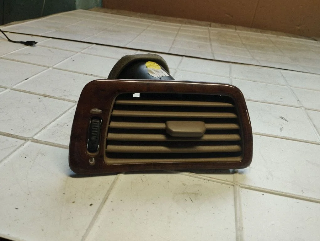 Dashboard side air vent grill/cover trim – Volvo S60 (2001-2004)