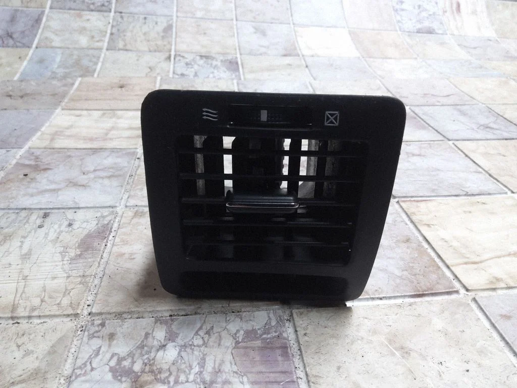 Dashboard side air vent grill/cover trim – Toyota Corolla Verso E121 (2001-2004)