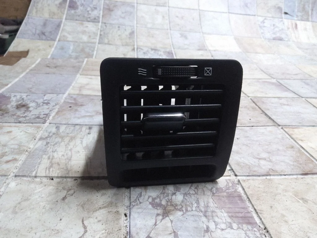 Dashboard side air vent grill/cover trim – Toyota Corolla Verso E121 (2001-2004)