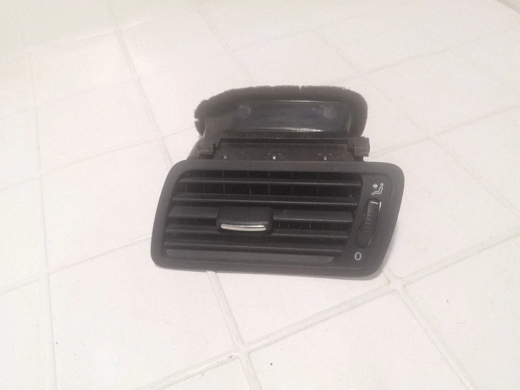 Dashboard side air vent grill/cover trim 3C2819701E
