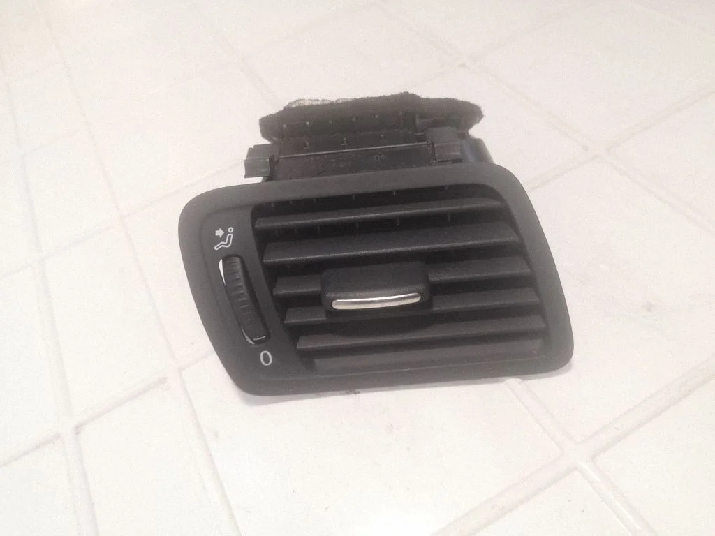 Dashboard side air vent grill/cover trim 05772001