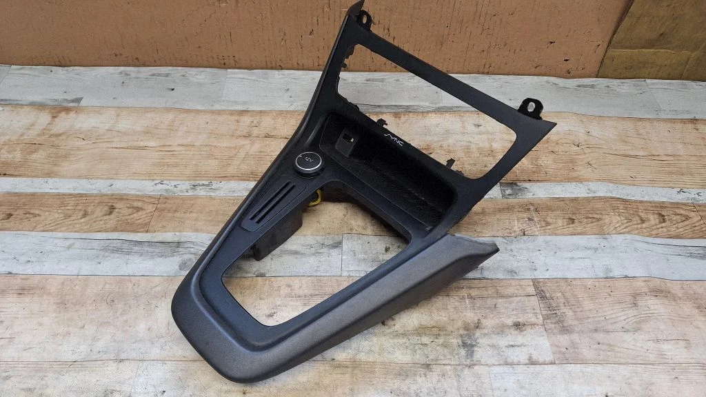 Käigukangi ümbrise viimistlus (plastik) – Ford Focus (2010-2017)