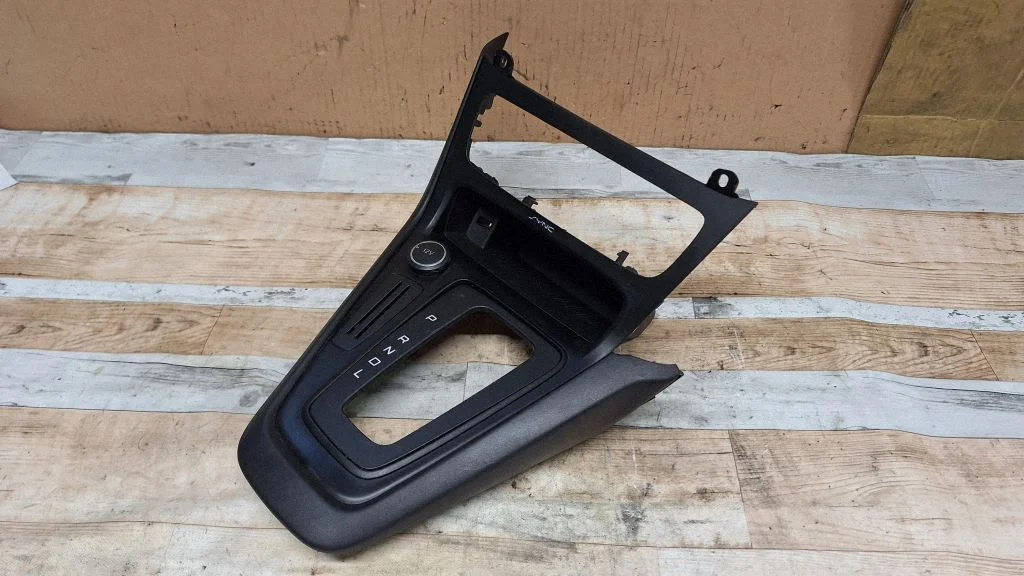 Käigukangi ümbrise viimistlus (plastik) – Ford Focus (2010-2017)