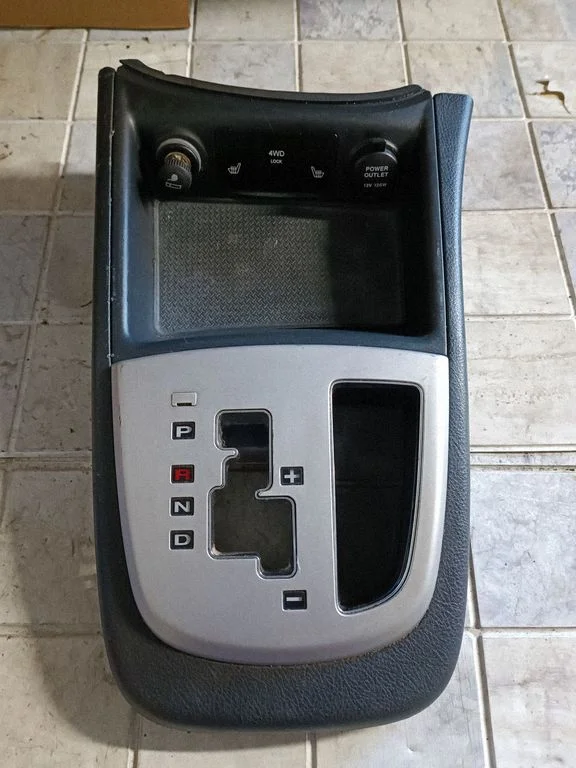 Käigukangi ümbrise viimistlus (plastik) – Hyundai Santa Fe (2006-2012)